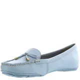 Mocasín de cuero color celeste pastel, con detalle de moña frontal y herrajes dorados. Presenta costuras visibles en el contorno y etiqueta de marca en el lateral.