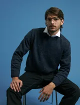 Pantalon denim de corte recto y cinco bolsillos, con cierre de botones y remaches metálicos en tono plata viejo.