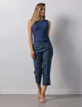 Pantalón capri de gabardina elastizada estampada, marca Zac & Rachel, con pretina ancha elastizada.