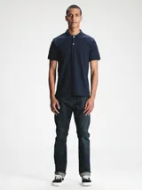 Remera polo de manga corta confeccionada en tejido de piqué, con cuello clásico y cierre frontal de dos botones.