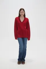Sweater de punto con diseño de ochos, color rojo, con cuello en V y mangas largas de corte holgado.