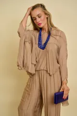 Blusa de diseño amplio con mangas acampanadas y efecto vaporoso.