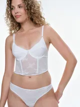 Corset de encaje blanco con copas con aro sin relleno, cuerpo con ballenas para estructura y breteles ajustables. Presenta cierre posterior con ganchos y diseño entallado.