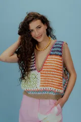 Chaleco de algodón tejido a crochet con diseño de bloques de colores y cuello en V.