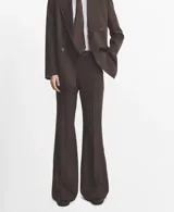 Pantalón de vestir marrón con sutil estampado a cuadros, de corte recto y tiro medio con raya central marcada.