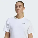 Remera de running Adidas de corte clásico y cuello redondo, confeccionada en tejido técnico liviano con tecnología de absorción de sudor. Presenta un diseño minimalista en color blanco con el logo de la marca en tono reflectante en el pecho.