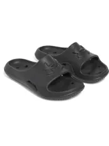 Sandalias tipo chinela Under Armour, confeccionadas en una sola pieza de EVA moldeada de secado rápido. Presentan un diseño ergonómico con orificios de drenaje laterales, plantilla texturizada para mayor tracción y el logo de la marca en relieve sobre la banda superior.