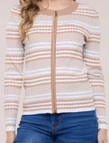 Cardigan de tejido de punto acanalado con diseño de rayas horizontales en tonos negro, blanco y gris, escote redondo y cierre frontal completo con cremallera.