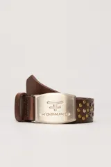 Cinturón de cuero marrón Kosiuko, con hebilla metálica rectangular grabada y detalles de tachas y remaches metálicos de distintos tonos.