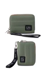 Billetera corta de diseño capitoneado con cierre perimetral y solapa frontal. Cuenta con compartimentos internos para tarjetas y billetes, e incluye una correa de mano desmontable.