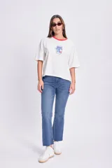 Remera blanca de manga corta con cuello redondo rojo y estampado de una lata de sardinas.