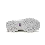 Championes Cat modelo Intruder, con diseño robusto y suela dentada de gran tracción. Presenta una combinación de colores blanco, lila y detalles en amarillo, con logo de la marca en el lateral y la lengüeta. Confeccionados con capellada de cuero recubierta con PU y entresuela de EVA.