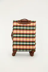 Valija carry on con diseño de cuadros multicolor, cuatro ruedas dobles multidireccionales, manija retráctil y bolsillo frontal con cierre. Incluye un llavero decorativo con forma de anacardo.