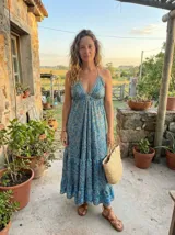 Vestido maxi azul con estampado paisley, escote halter pronunciado y corte relajado con falda larga de paneles.
