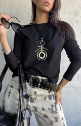 Remera de manga larga en color negro, confeccionada en algodón, con un diseño básico de cuello redondo y corte ajustado.