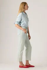 Jeans Levi's modelo Ribcage Straight Ankle, color celeste claro, de tiro ultra alto y corte recto al tobillo, confeccionados en denim con diseño clásico de cinco bolsillos.