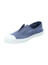 Zapatilla tipo slip-on de algodón orgánico color azul marino, con puntera redonda reforzada en color blanco y suela de caucho natural. Presenta ojales metálicos decorativos y un diseño ligero y transpirable.