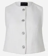 Chaleco blanco de tweed con cuello redondo, abotonado en el frente y corte entallado.