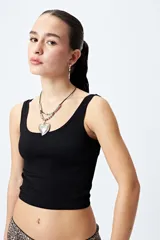 Musculosa corta negra de textura acanalada y escote cuadrado.