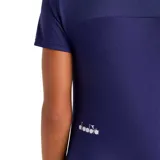Remera deportiva Diadora de cuello en V y manga corta, confeccionada en tejido técnico transpirable de color azul, con logo de la marca estampado en el pecho.