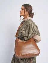 Bandolera negra de cuero sintético con correa ajustable y bolsillo interior. Incluye un mini bolso desmontable.
