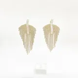 Aros colgantes con base de strass plateado y flecos de cadenas plateadas.