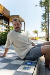 Bermuda de lino imperial a rayas verticales blancas y grises, con bolsillos laterales y traseros y elástico en la cintura.