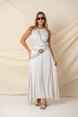 Pollera larga de satén color beige, de corte amplio y fluido con cintura elástica.