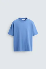 Camiseta de corte regular confeccionada en algodón compacto, con cuello redondo y mangas cortas.
