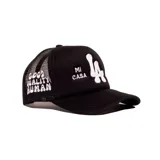 Gorro trucker negro con diseño frontal bordado en color blanco que incluye el logotipo 'LA' y las frases 'Mi CASA' y 'Su CASA'. Cuenta con visera curva y paneles laterales y traseros de red.