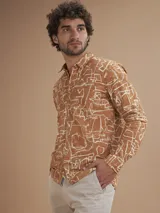 Camisa de manga larga color ladrillo con estampado abstracto en blanco.