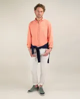 Pantalón de hombre estilo chino de 5 bolsillos, color blanco off-white, con cierre frontal de botón y cremallera.
