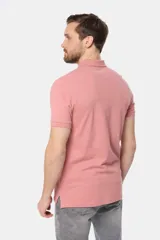 Remera polo de piqué, color azul, de manga corta con cuello en Rib y botones personalizados.