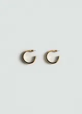 Aros de diseño minimalista con acabado en tono dorado y cierre a presión.