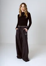 Top negro de tejido de punto con cuello alto y mangas largas.