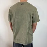 Remera de algodón con efecto lavado (acid wash) en color gris oscuro, de corte regular y cuello redondo.