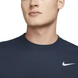 Remera Nike de hombre, color azul marino, de corte clásico y mangas cortas. Cuenta con tecnología Dri-FIT y logo de la marca estampado en el pecho.