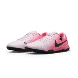 Championes de fútbol Nike Tiempo Legend 10 Academy para césped sintético, color verde menta con detalles en violeta y negro. Presenta el logo de la marca en el lateral y suela con tapones de goma para mayor tracción.