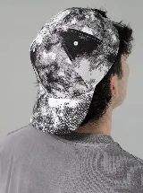 Gorra tipo baseball con estampado estilo camuflaje o tie-dye en tonos blanco y negro, con diseño de paneles y visera curva.