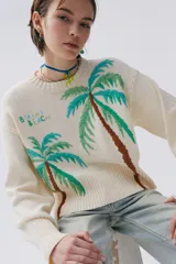 Sweater tejido de punto color crudo, con bordados de palmeras y la frase 'Bikini Beach' en el frente. Tiene detalles calados en las sisas y mangas.