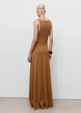 Vestido largo de punto fino, color marrón tostado, con cuello redondo, sin mangas y diseño evasé con caída fluida.