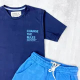 Short deportivo azul con cintura elástica y cordón ajustable.