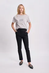 Pantalón de bengalina en color negro, de corte recto y tiro medio, con bolsillos laterales y cierre frontal.