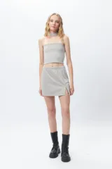 Top strapless gris brillante con cuello choker incorporado, ideal para un look de noche.