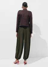 Pantalón balloon verde militar de tiro medio, con cintura elástica ajustable y bajos fruncidos con goma elástica.