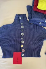 Cardigan corto de punto acanalado color azul marino, con cuello alto y cierre frontal de botones surtidos.