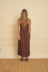Vestido largo marrón con tirantes finos, escote en V y corte imperio. El corpiño está decorado con lentejuelas brillantes y la falda larga presenta líneas de abalorios y detalles bordados en vertical.
