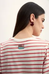 Remera de algodón con estampado de rayas horizontales en color verde claro sobre fondo blanco, con mangas cortas abullonadas y puños lisos.