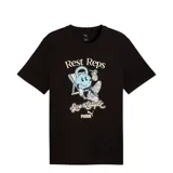 Remera de algodón negra con estampa frontal gráfica que muestra una pesa rusa con cara sonriente sentada en una reposera, con el texto 'Rest Reps' y 'Sportstyle'. Incluye logo de Puma en la parte inferior.
