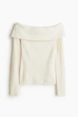 Top ajustado de punto acanalado suave color blanco, con mangas largas y escote vuelto estilo off-the-shoulder.